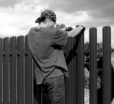 Удобный быстрый монтаж в Актобе забора из евроштакетника